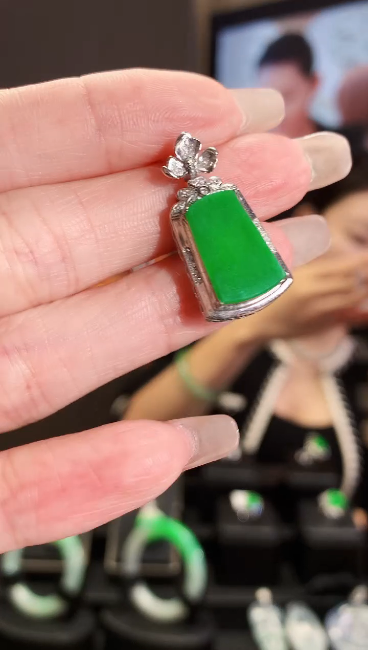 【闪购商品】翡翠吊坠(不含链)18K金镶嵌吊坠