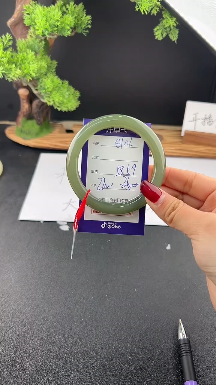 【闪购商品】和田玉手镯未镶嵌微色差e102