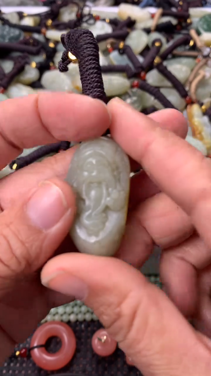 【闪购商品】和田玉颈饰未镶嵌多样性发货没有证书，拍一发一.有瑕