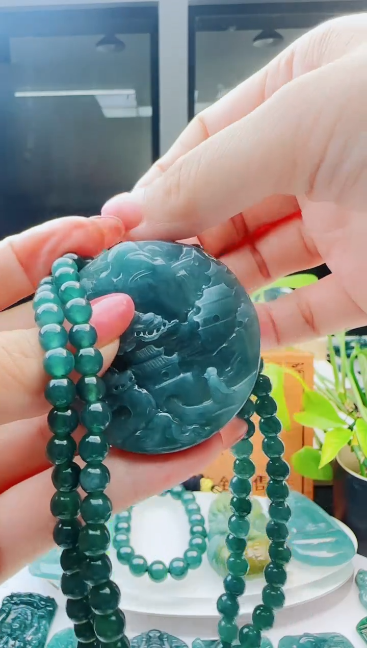 翡翠未镶嵌颈饰多样性发货其中一件