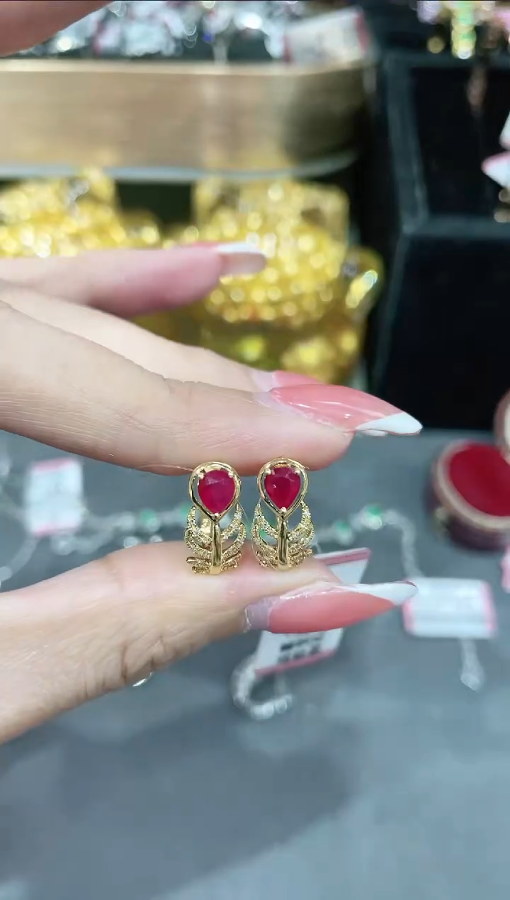 耳饰18K金镶嵌红宝石·