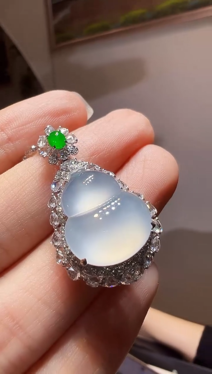 颈饰18K金镶嵌翡翠葫芦