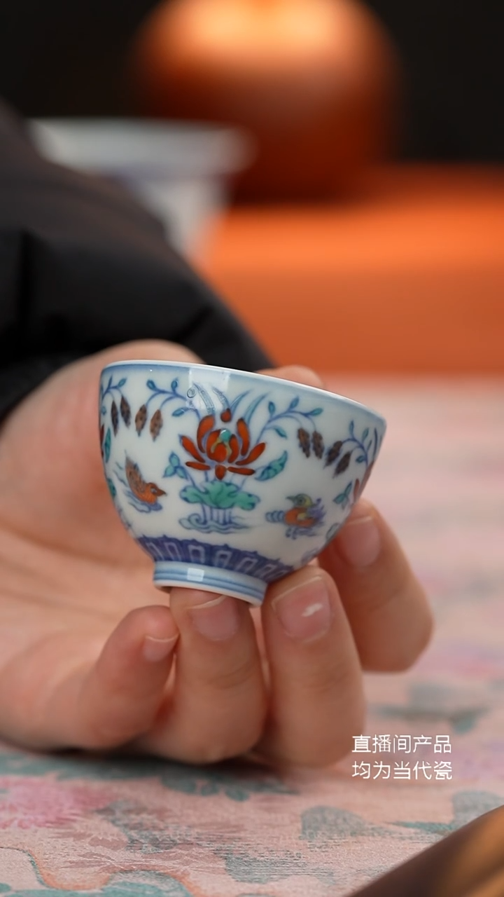 源明青忆斗彩满池娇杯