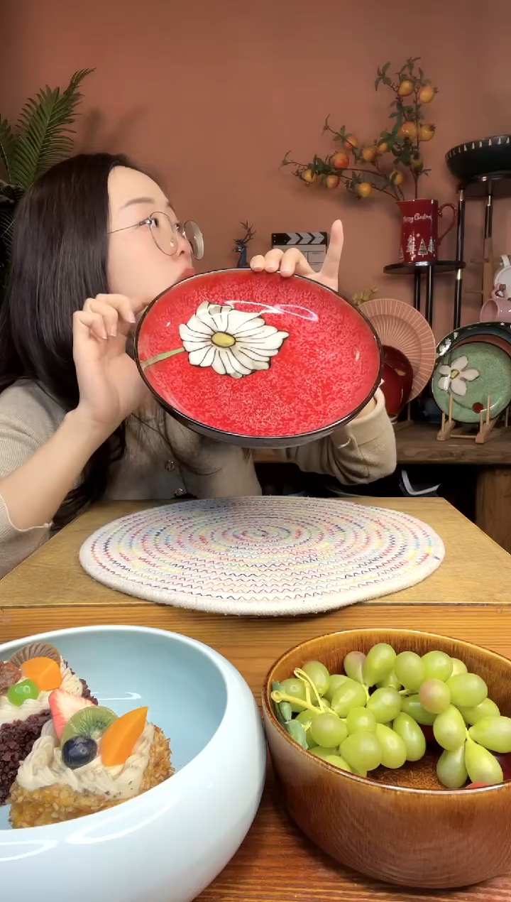 陶瓷8.5英寸手绘花朵深盘 微瑕疵