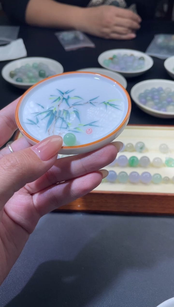 颈饰未镶嵌翡翠嘟****)翡翠净货
