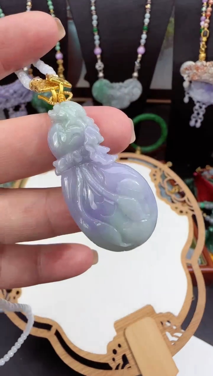 翡翠未镶嵌颈饰拍照