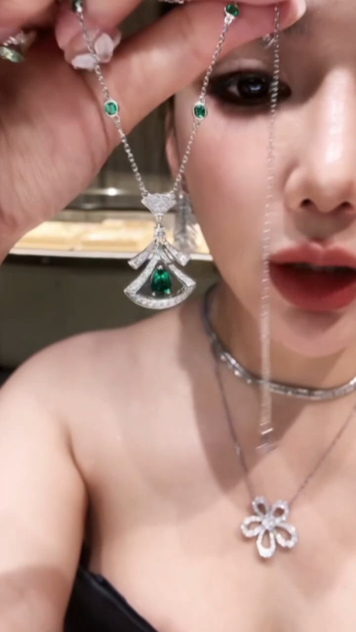 铂Pt950镶嵌项链钻石绿色裙子