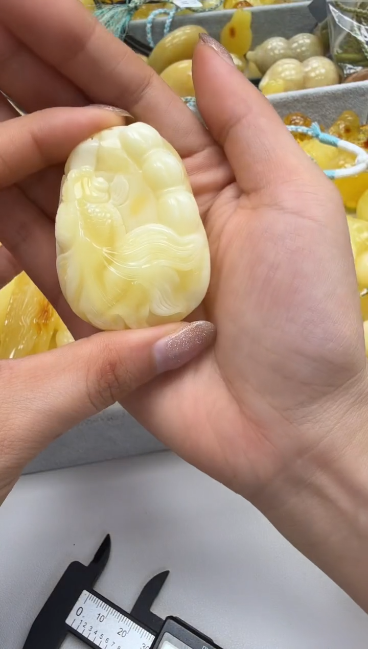 裸石琥珀未镶嵌如图