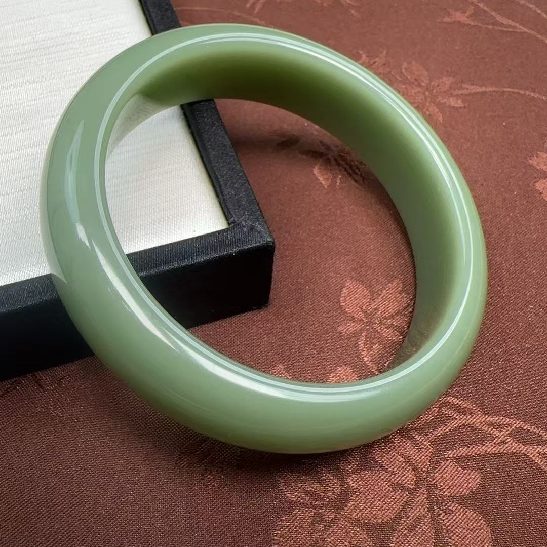 天然和田玉碧玉鸭蛋青宽版手镯