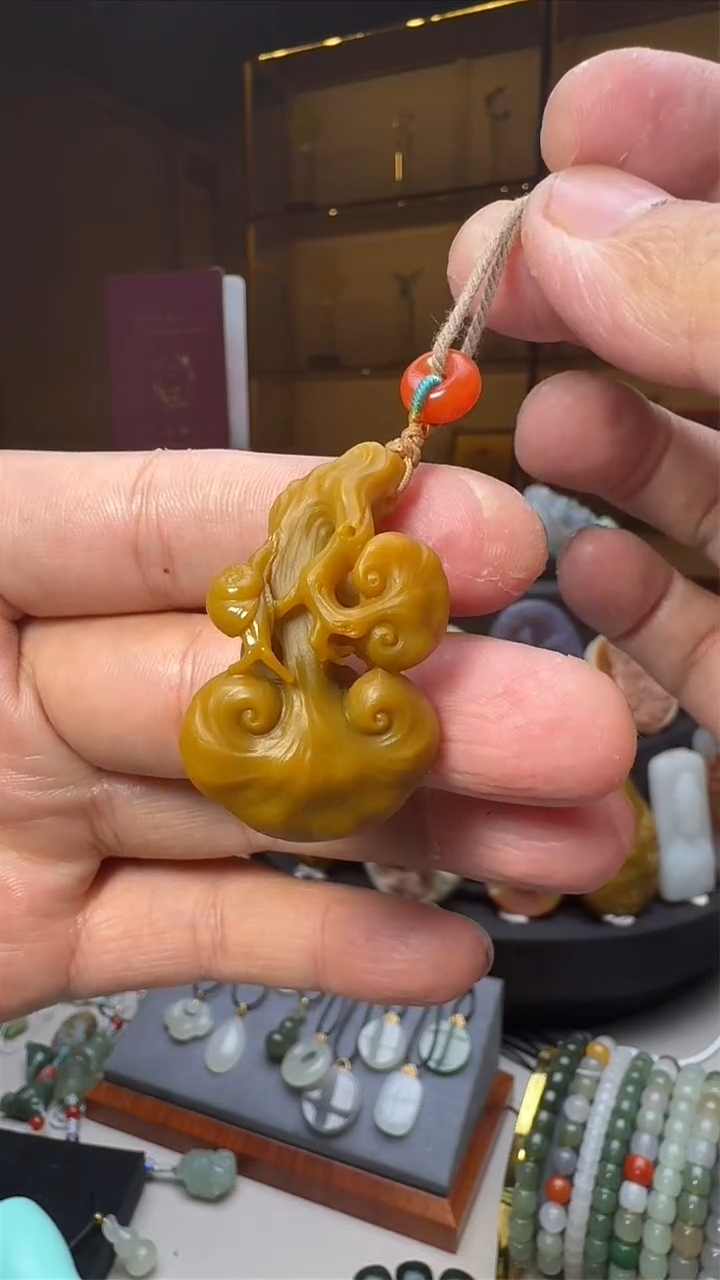 石英质玉未镶嵌颈饰战国红事事如意