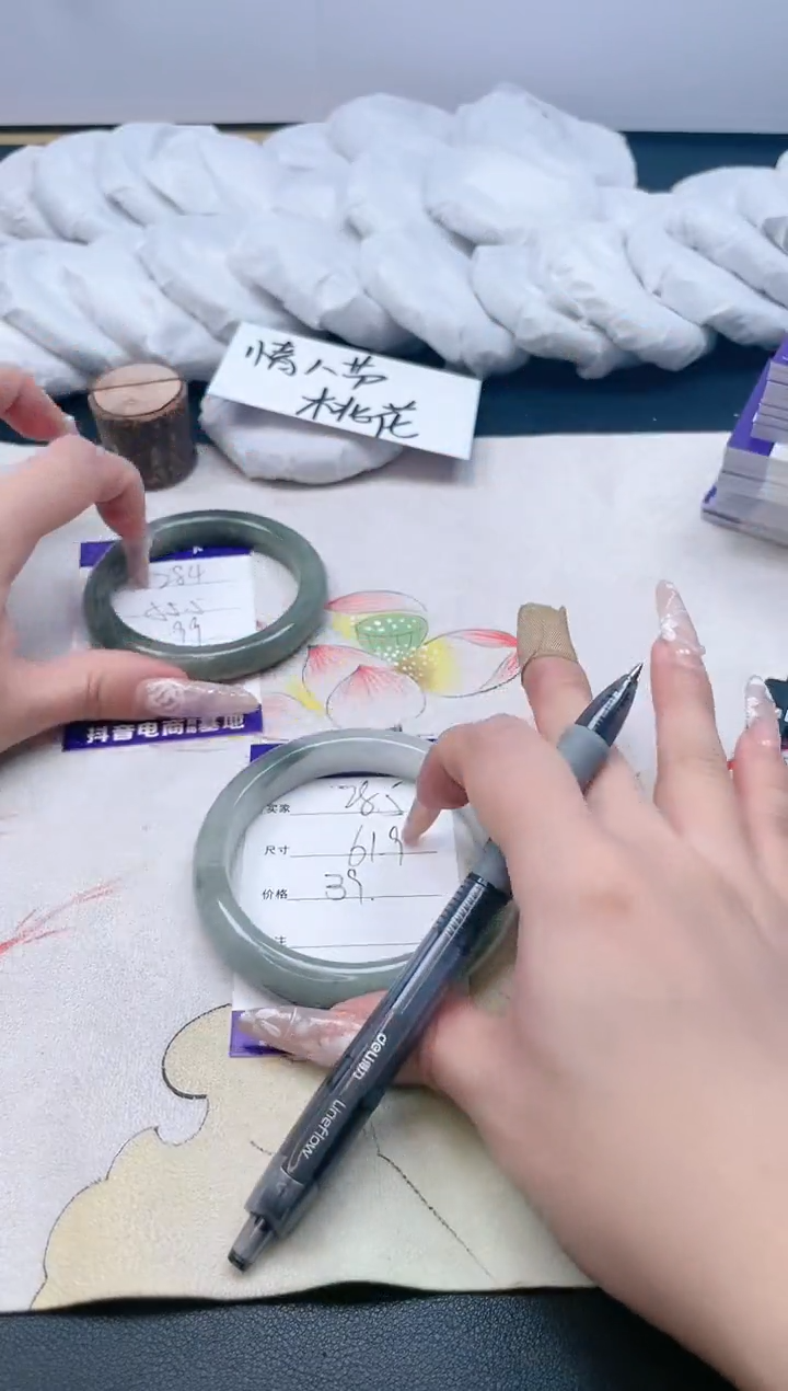 【闪购商品】石英质玉手镯合金285/61.9