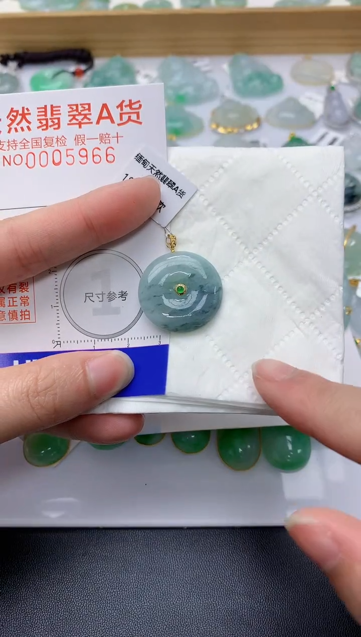 颈饰18K金镶嵌翡翠天然A货