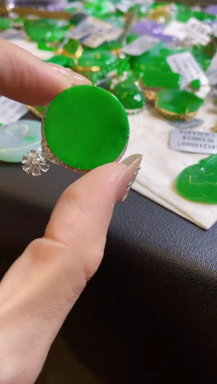 【闪购商品】定制翡翠18K金镶嵌吊坠