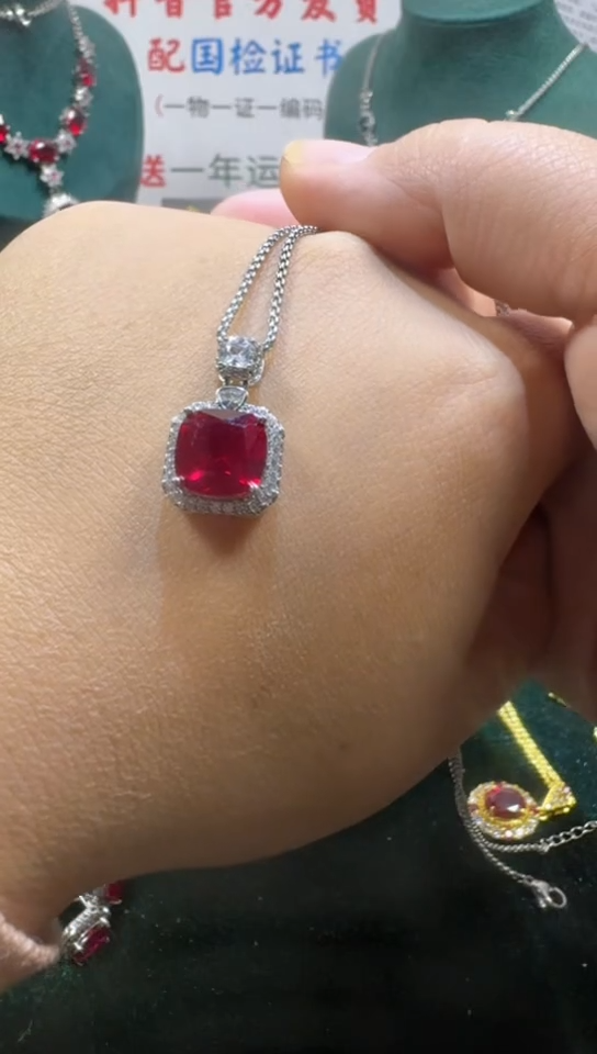 吊坠(赠链)18K金镶嵌红宝石1
