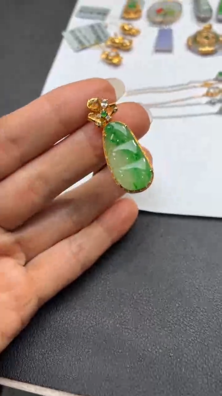 颈饰18K金镶嵌翡翠天然翡翠A货