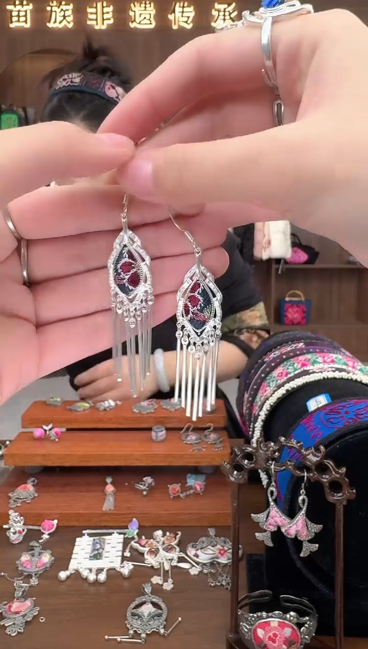 【闪购商品】织绣扶光苗绣传承155