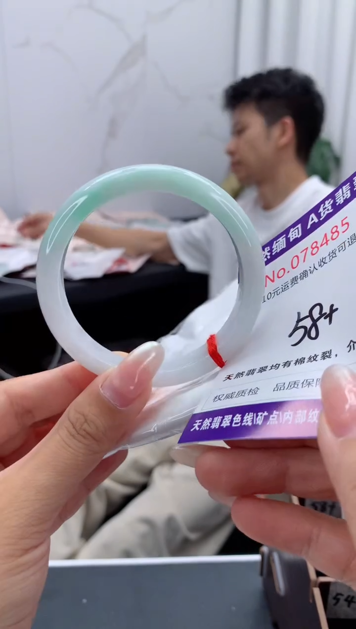未镶嵌手镯翡翠有纹，完美者勿拍