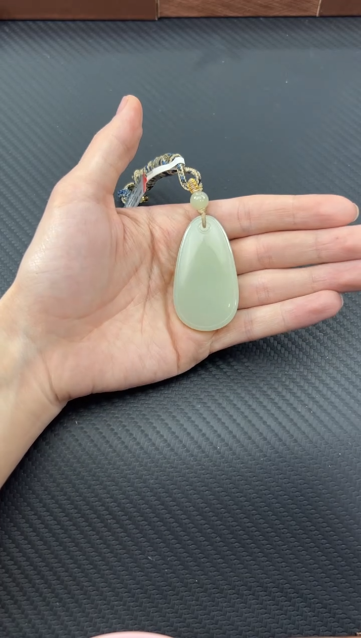 【闪购商品】和田玉吊坠(赠链)未镶嵌且末微色差迪克兰吊坠
