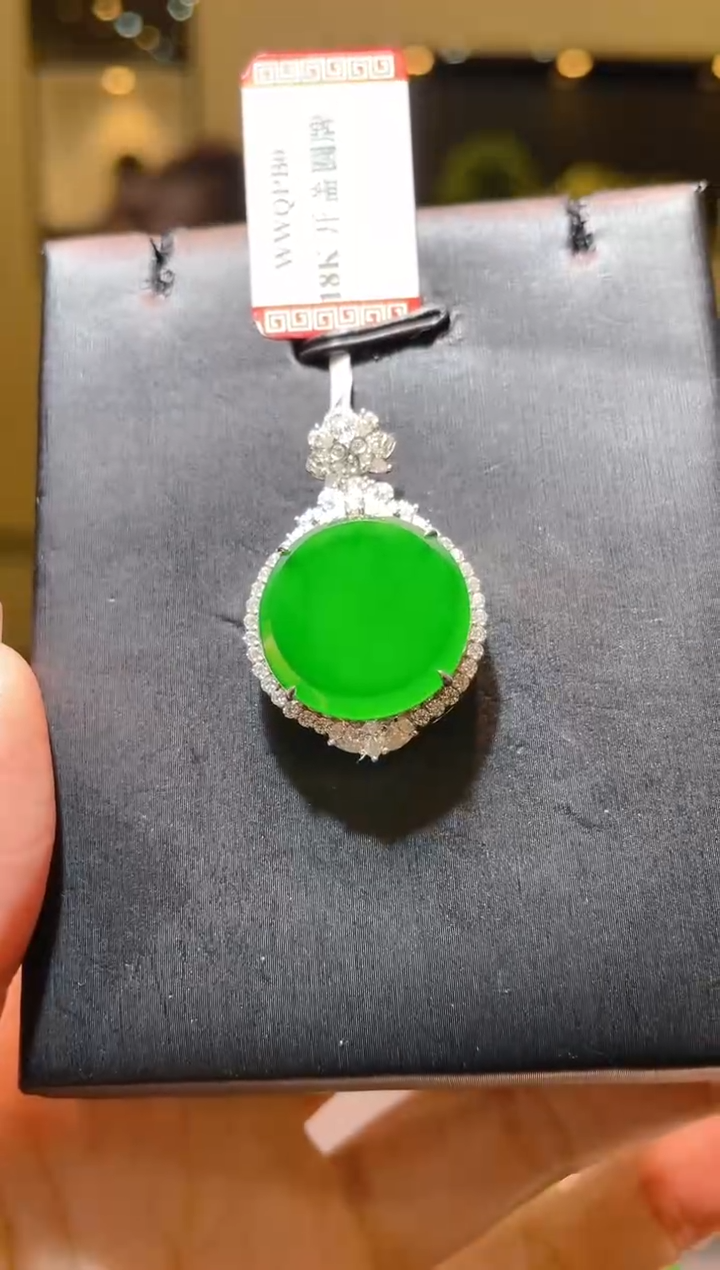【闪购商品】翡翠吊坠(赠链)18K金镶嵌A44