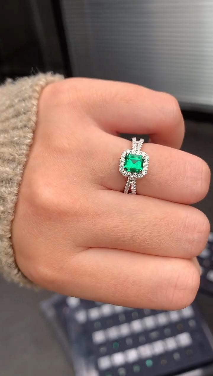 【闪购商品】祖母绿戒指18K金镶嵌71分祖母绿戒指