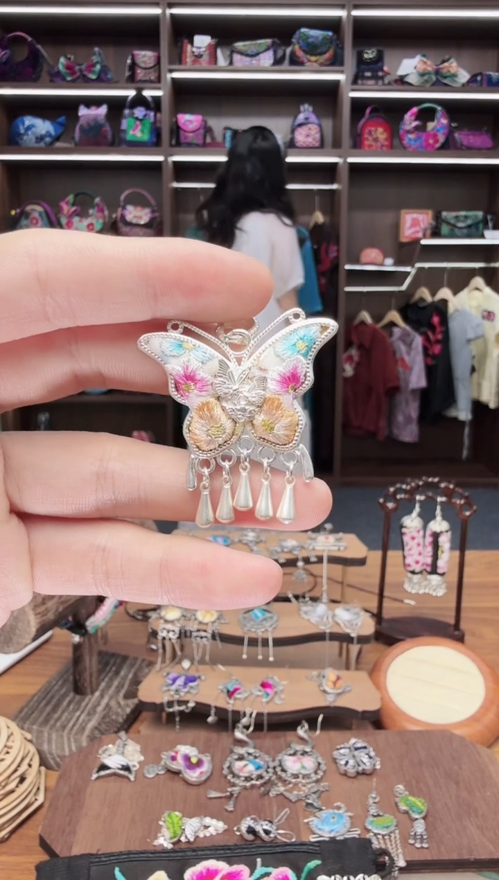织绣95蒙阿苏苗绣传承店