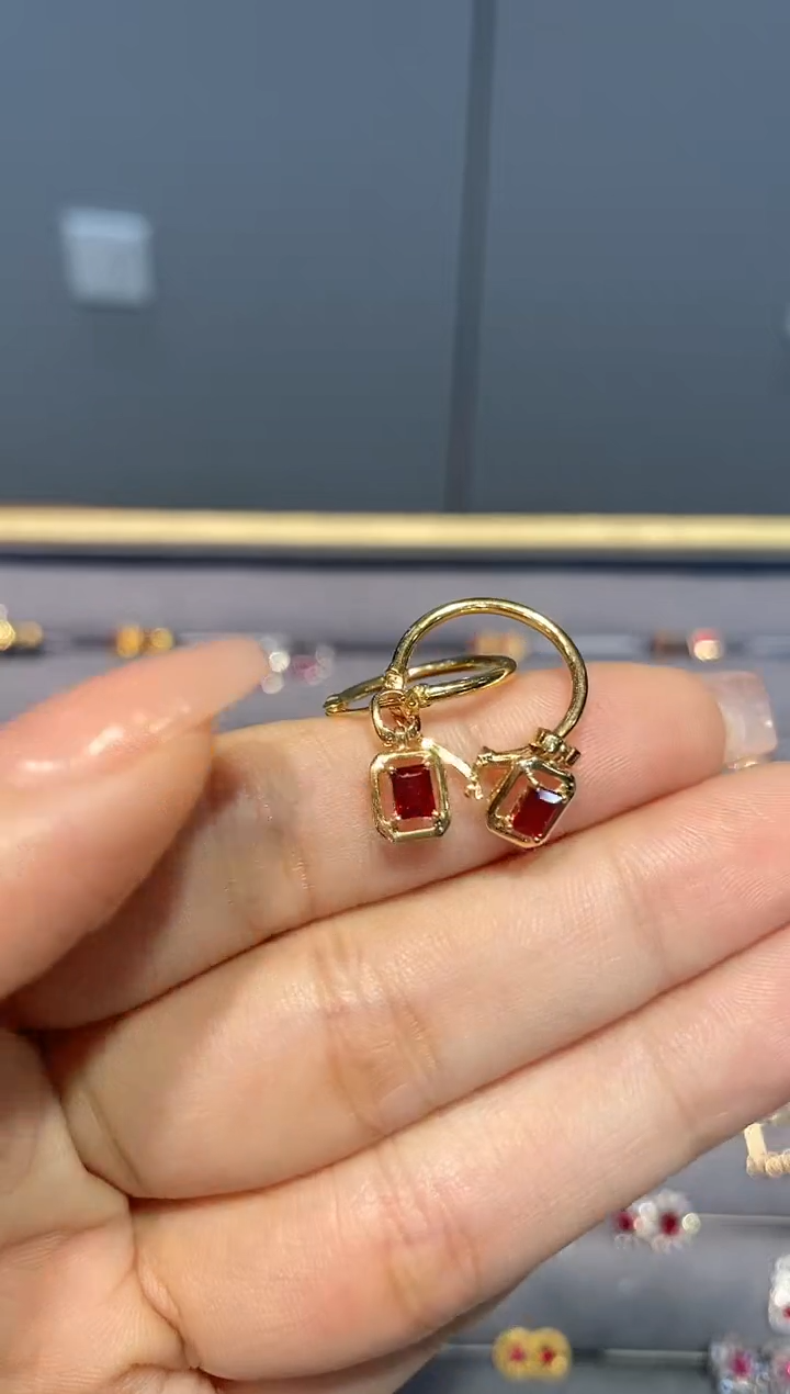 耳饰18K金镶嵌红宝石耳钉