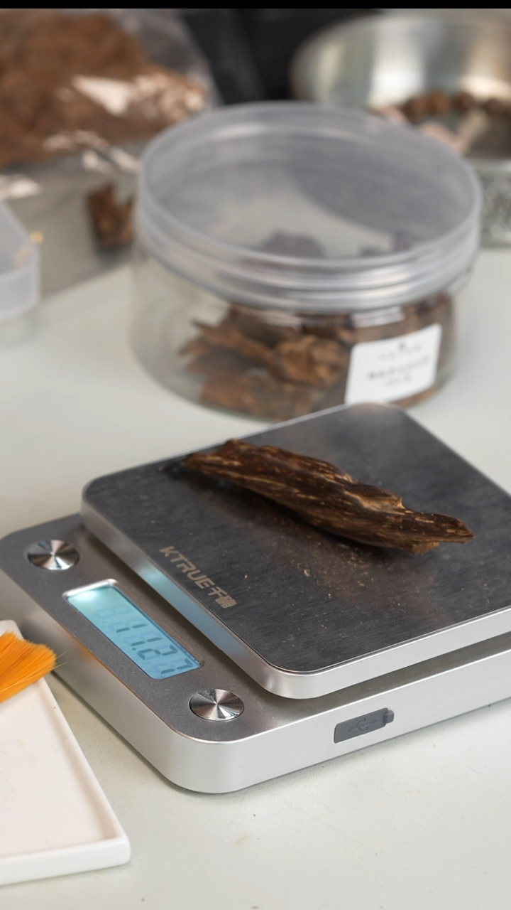 沉香沉香碎屑芽庄沉水树心油11.2克