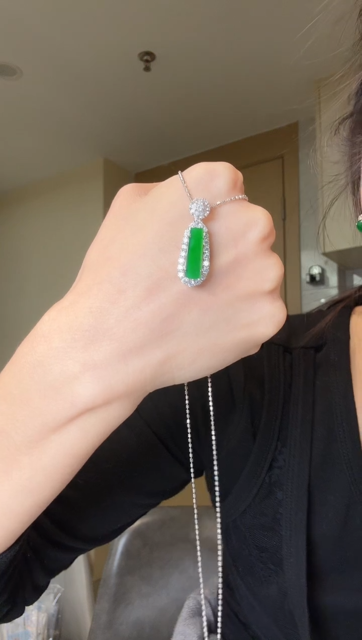 【闪购商品】翡翠吊坠(不含链)银S925镶嵌天然翡翠吊坠