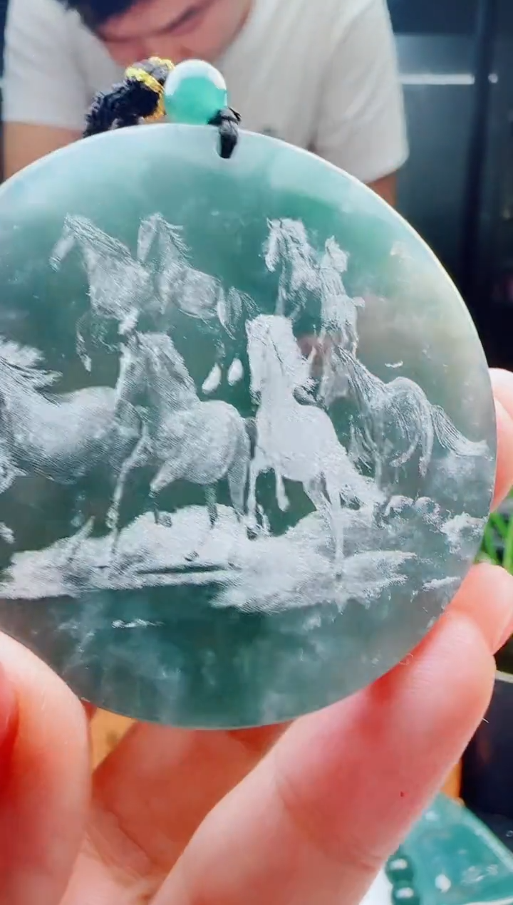 翡翠未镶嵌颈饰多样性发货其中一件