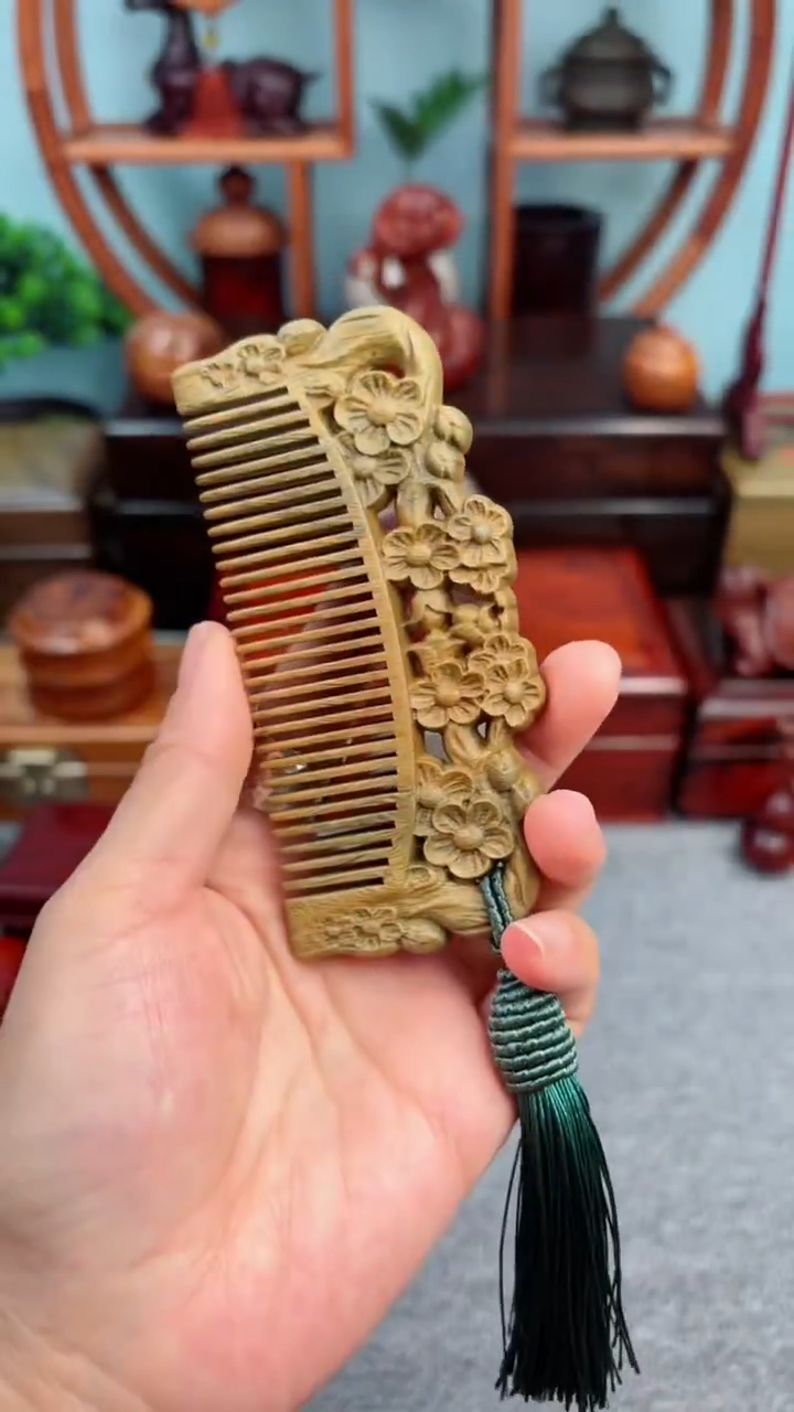 【闪购商品】老板娘推荐绿檀雕刻梅花梳子