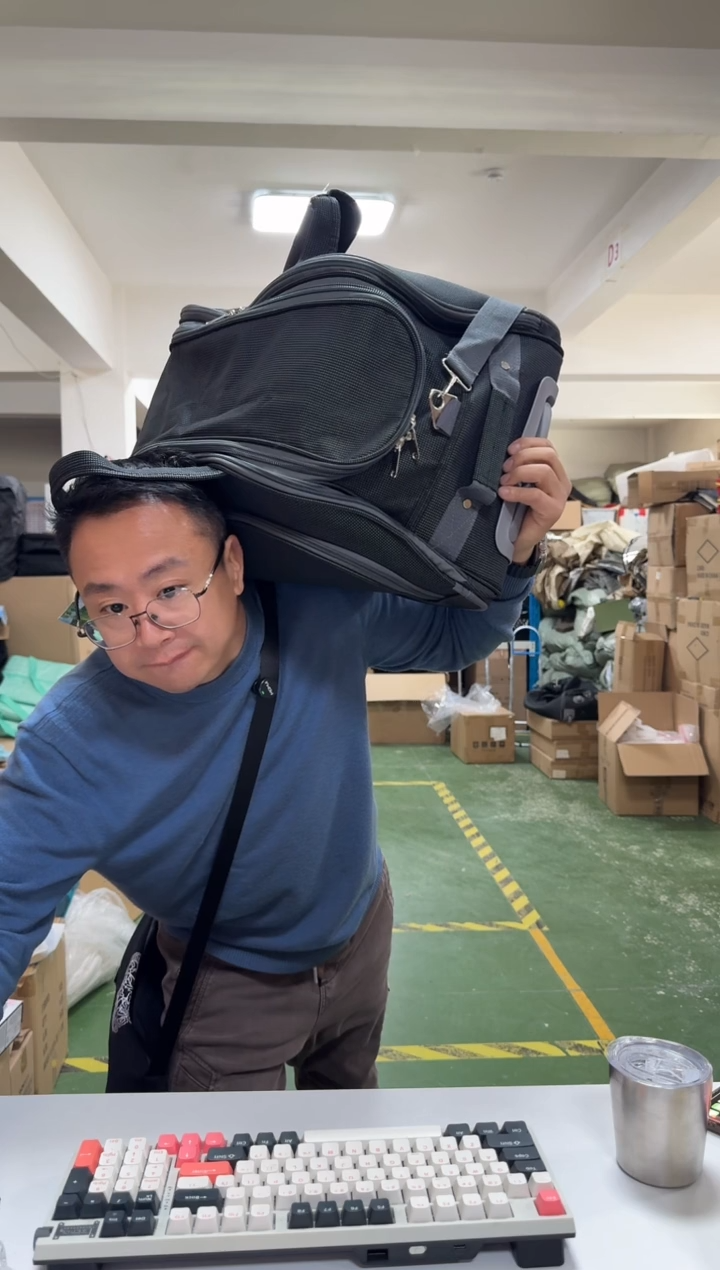 【闪购商品】塑料托运行礼。袋 有轮子 价格小号