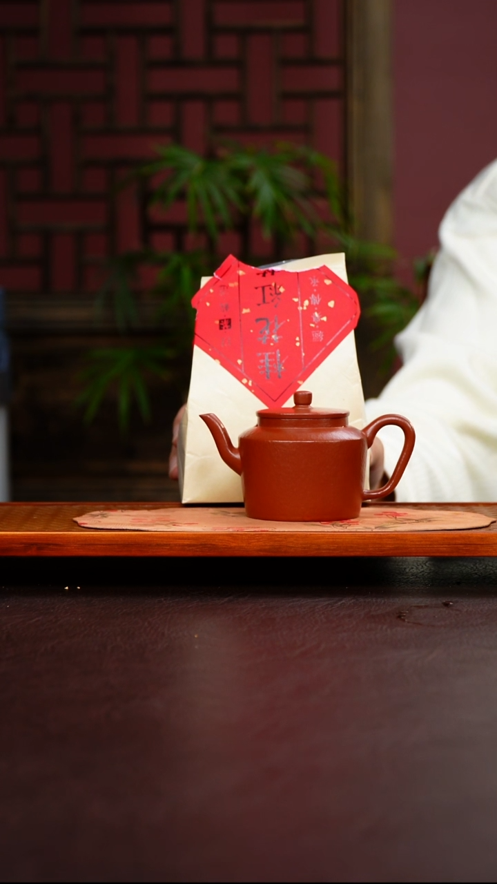 茶壶紫砂180cc 16目大红袍 折肩宫灯