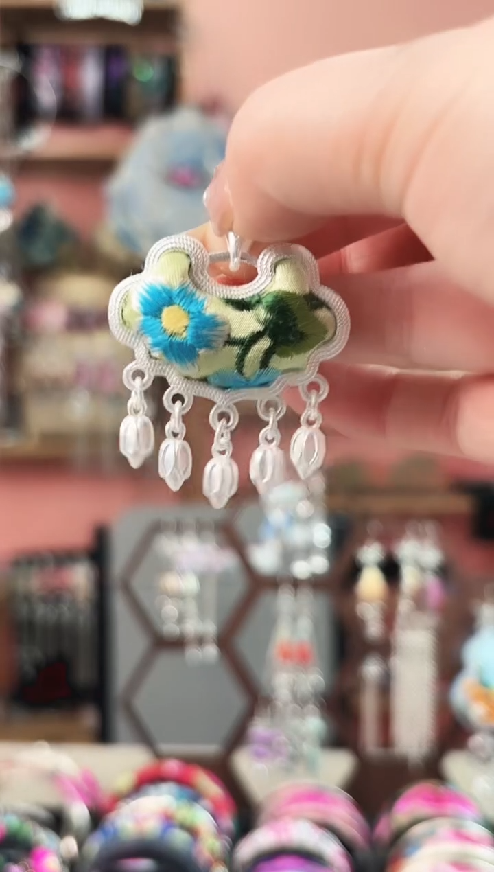织绣彩云南阁老绣饰品  229