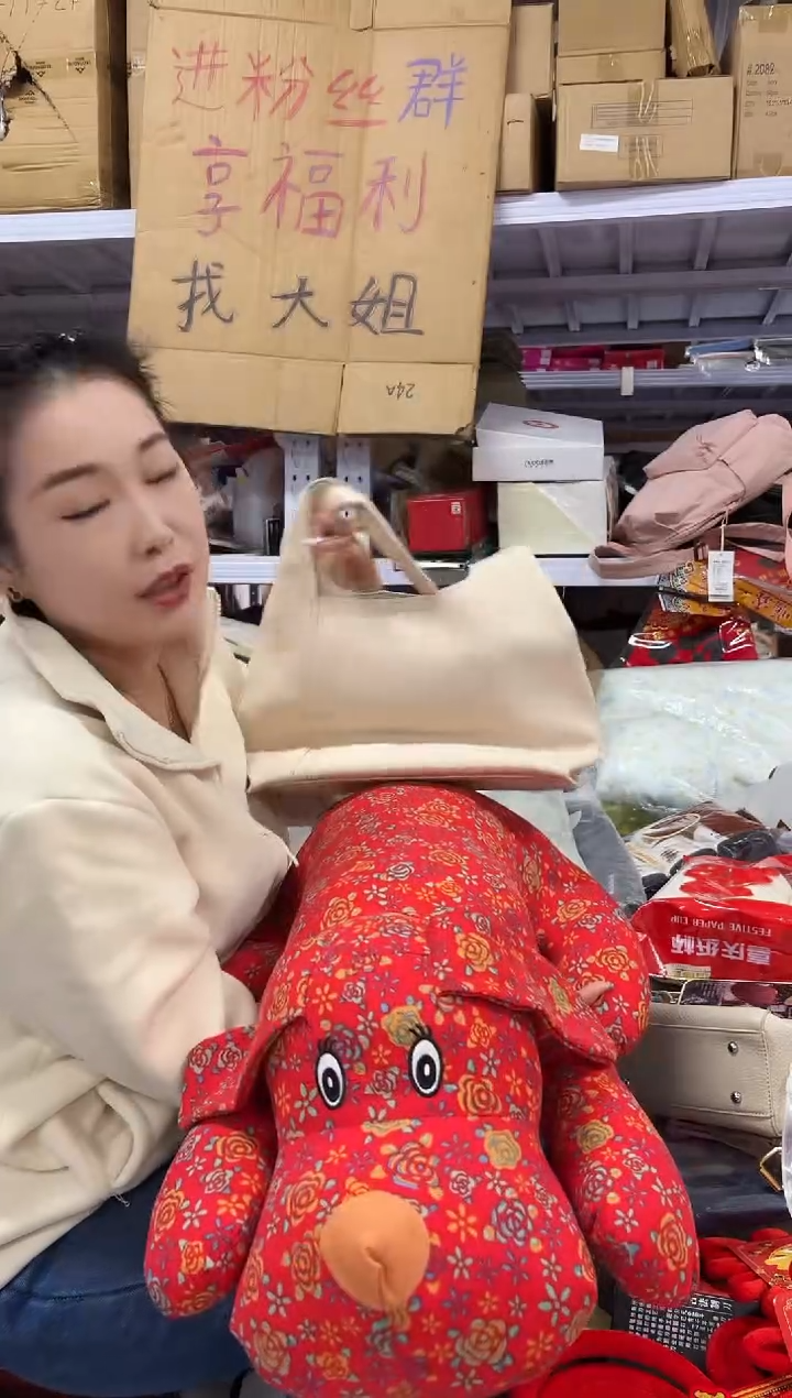 PVC点点小红心 没关注的关注一下主播  玩偶