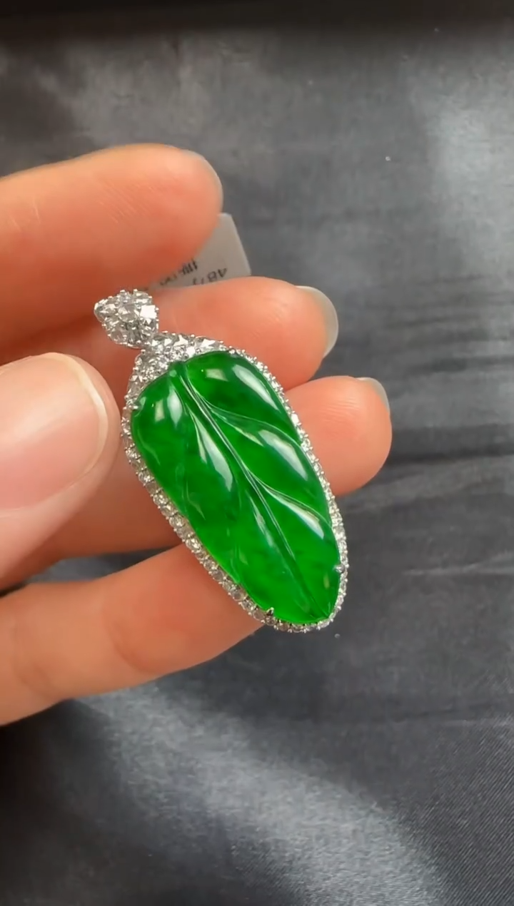 【闪购商品】翡翠颈饰18K金镶嵌506叶子一个