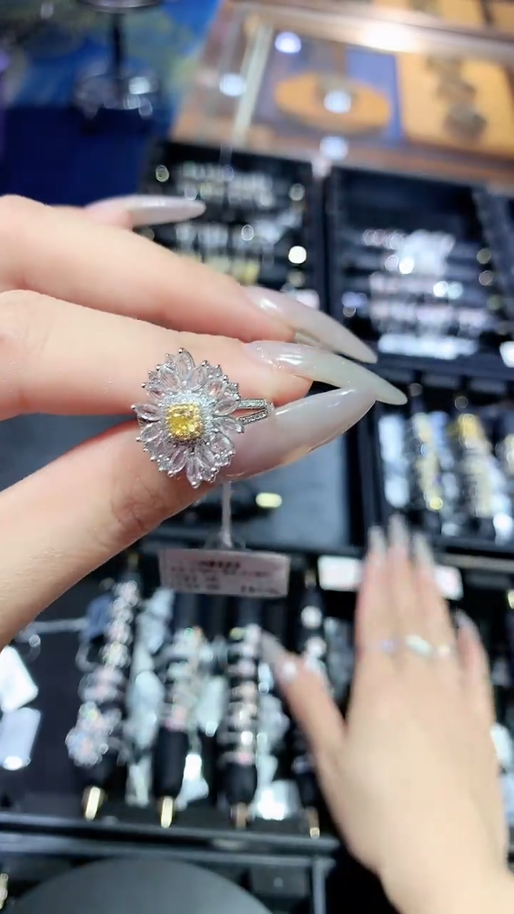 【闪购商品】钻石戒指18K金镶嵌钻石戒指