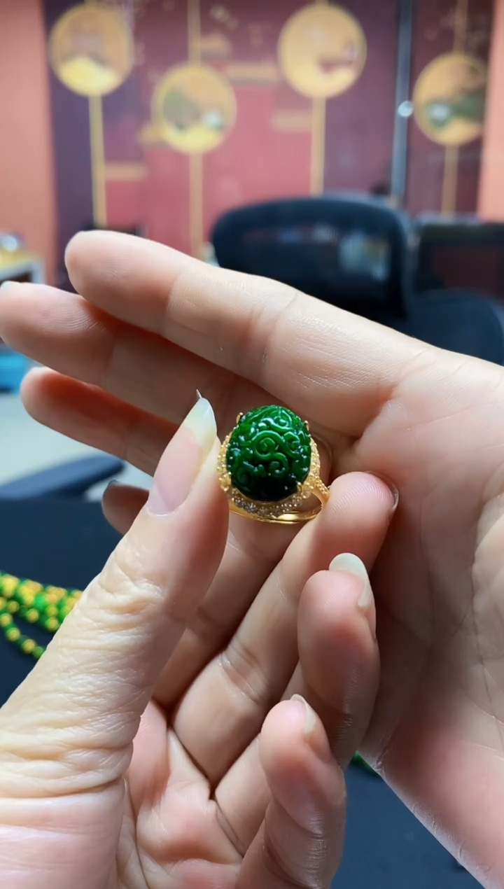 颈饰未镶嵌翡翠戒指