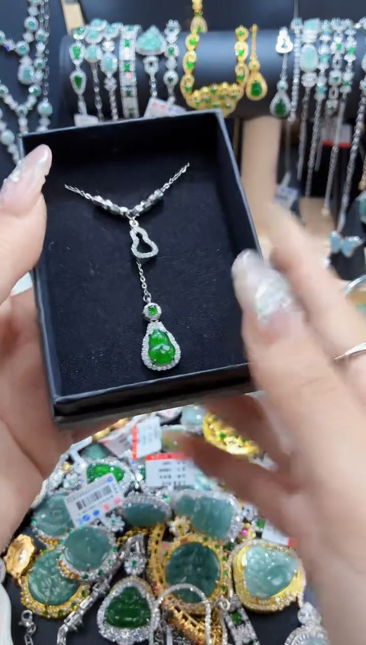 翡翠未镶嵌颈饰天然翡翠a货 多样性发其一