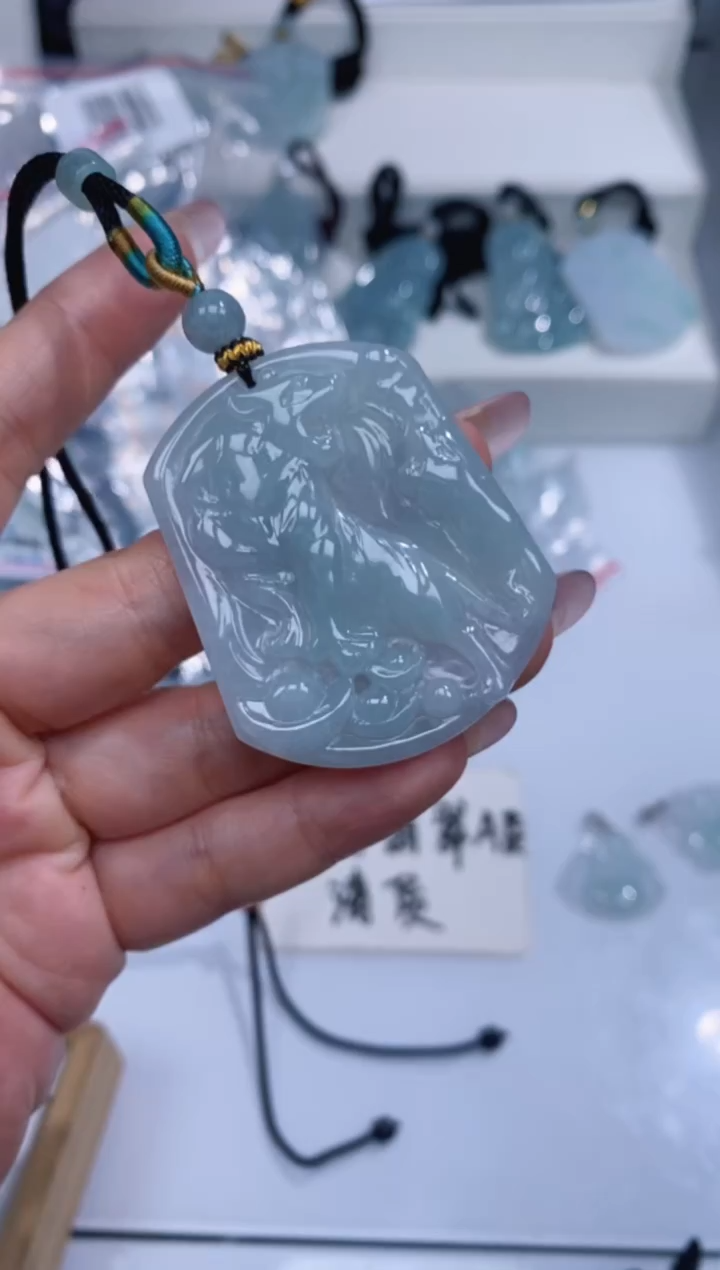 颈饰未镶嵌翡翠吊坠虎
