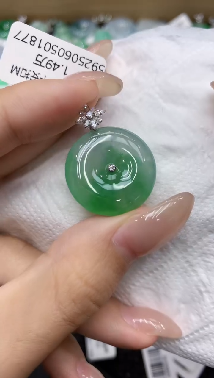 翡翠18K金镶嵌颈饰111111111111