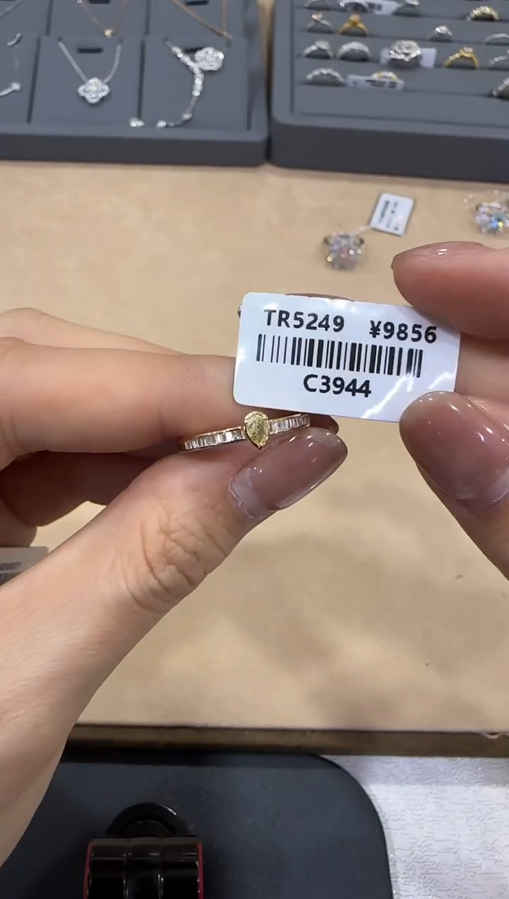 【闪购商品】钻石/18K金镶嵌水滴钻戒臂
