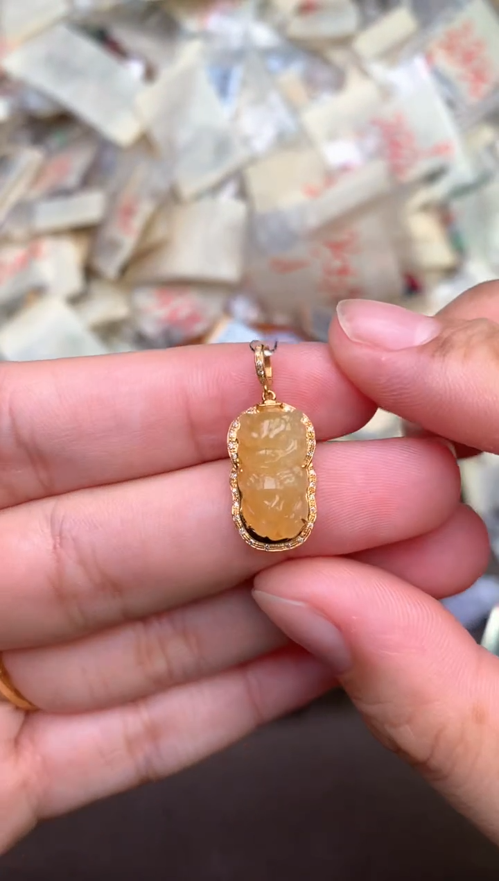 18K金镶嵌挂件翡翠— 