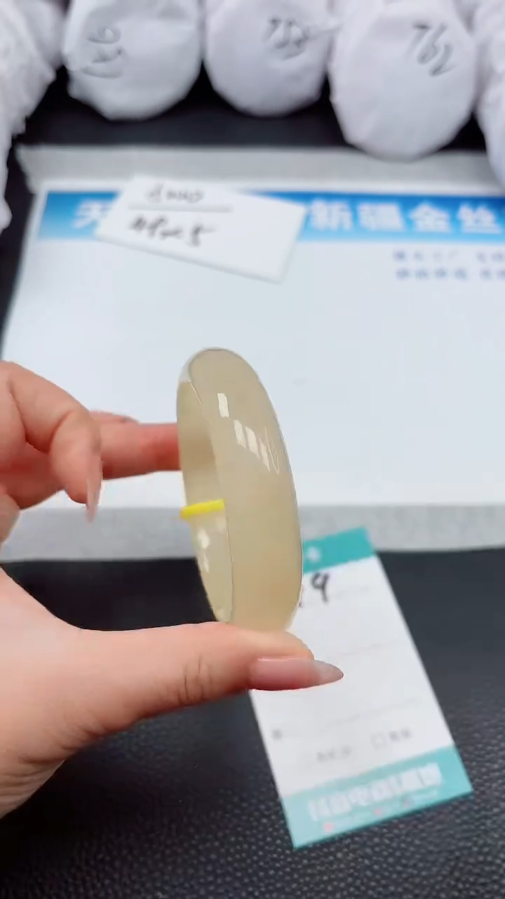 【闪购商品】石英质玉手镯未镶嵌A99