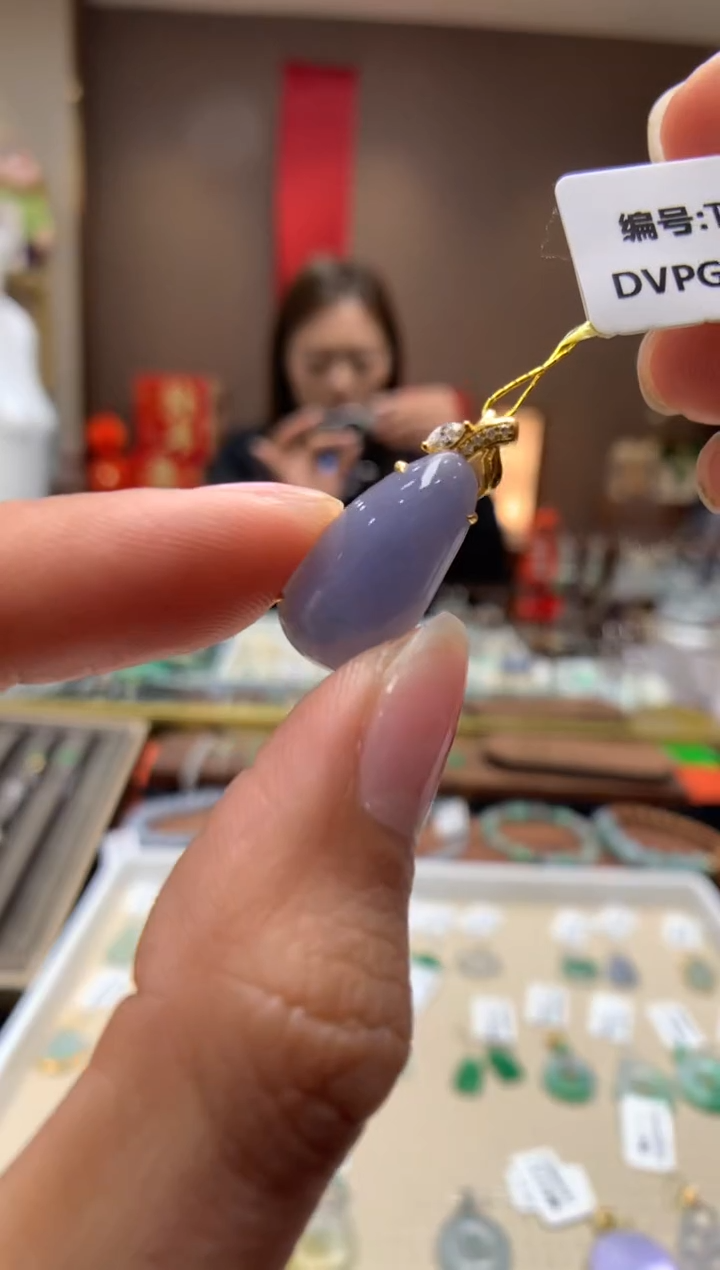 【闪购商品】翡翠颈饰18K金镶嵌福瓜