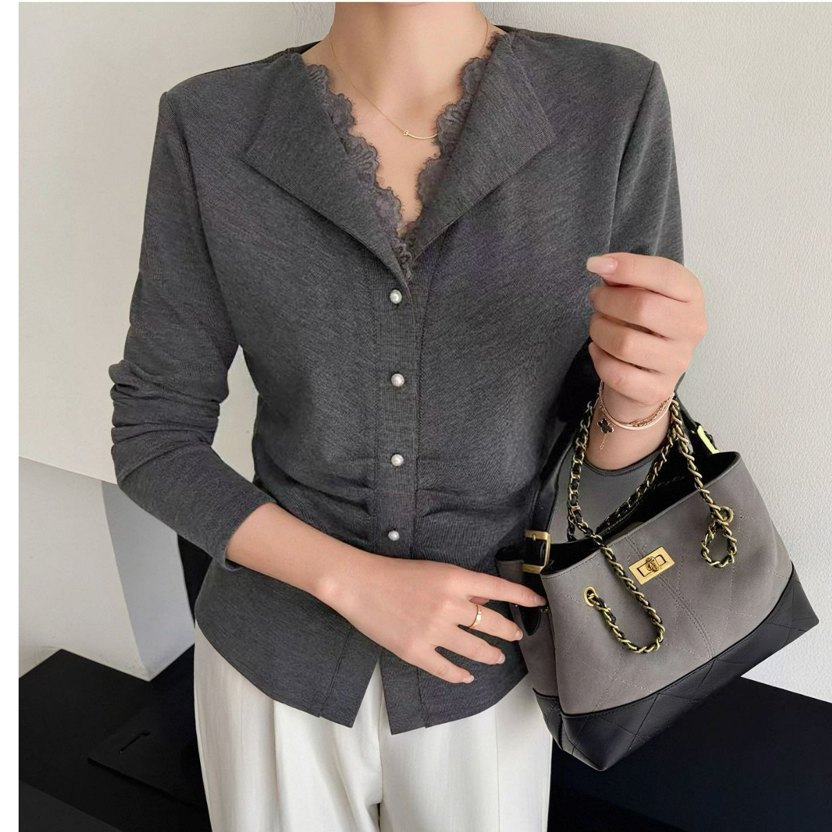 芭莎家1628时尚洋气早春蕾丝拼接V领打底衫