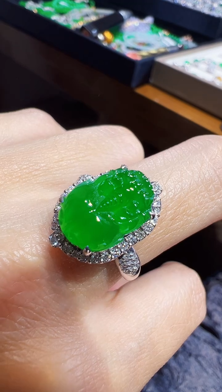 18K金镶嵌戒指翡翠貔貅