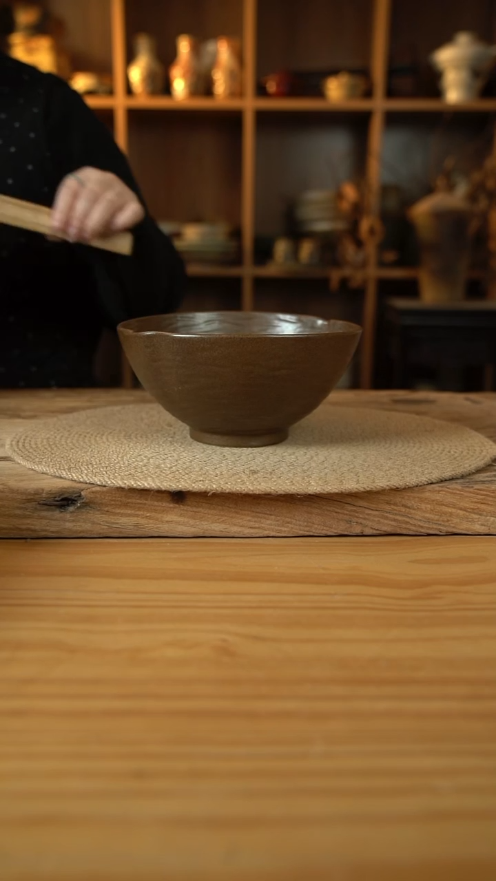 咖色系列的8英寸两瓣纹理弧口碗1个