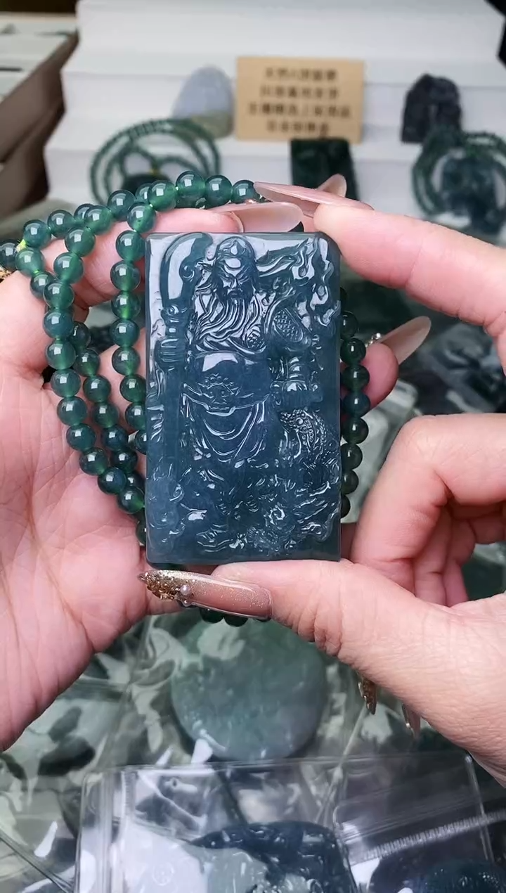 颈饰未镶嵌翡翠 