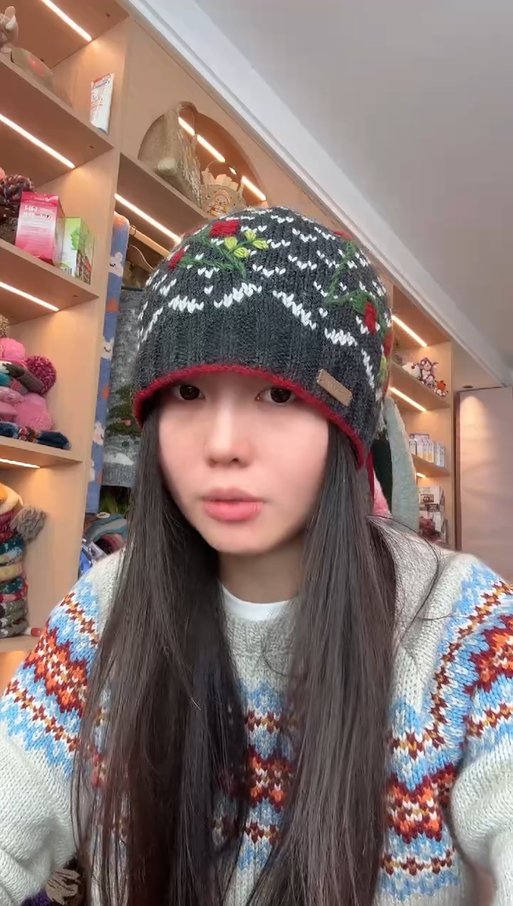 羊毛灰色小丸子帽 