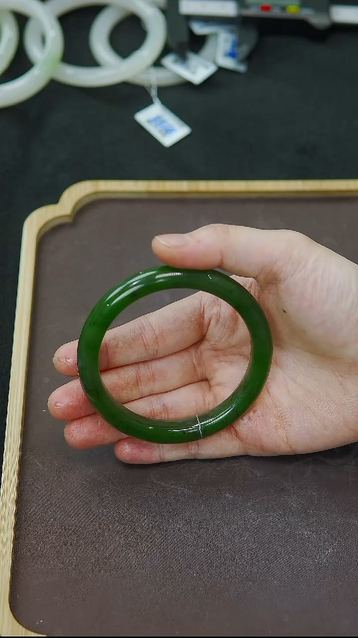未镶嵌手镯和田玉58圈口正装冰阳辣绿手镯